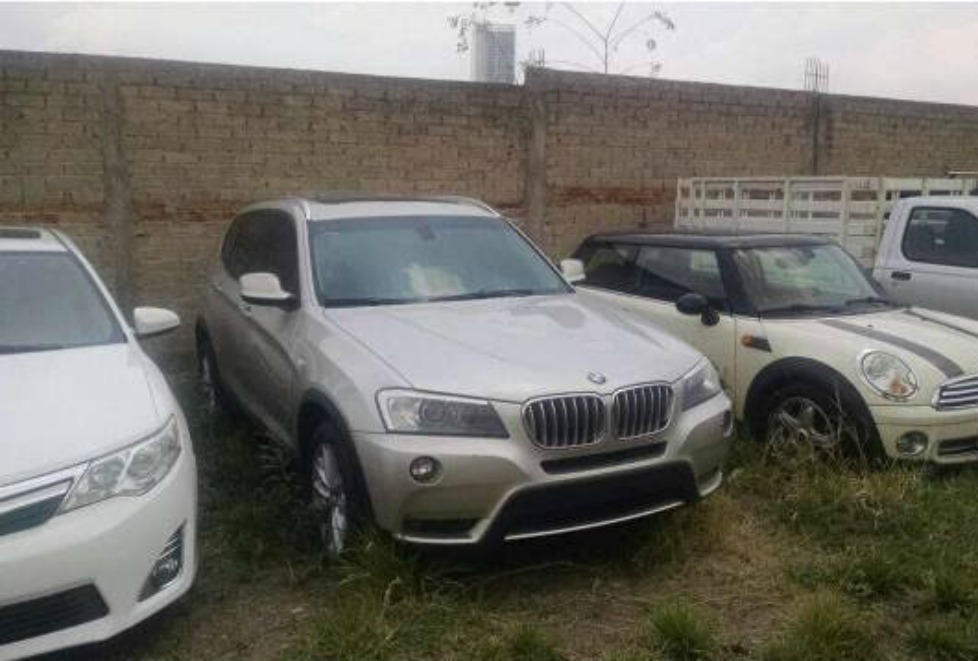 Personal de la FGE aseguró un BMW, un Mini Cooper y un Mazda.