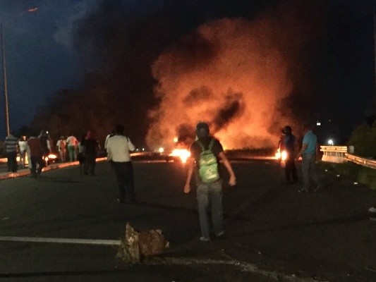 Los profesores intentaron bloquear la carretera federal Salina Cruz-Tehuantepec.