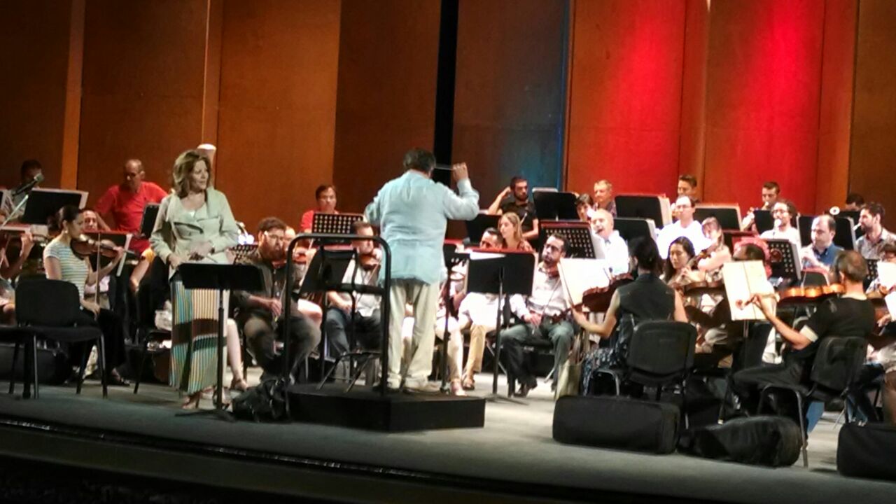 Renée Fleming realizó un ensayo en el TIM ante estudiantes de música en La Laguna.