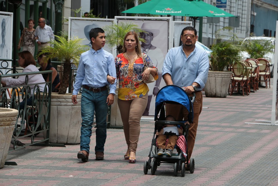Las calles principales en esta ciudad porteña fueron testigos de los orgulloso padres que celebraron un gran día familia.