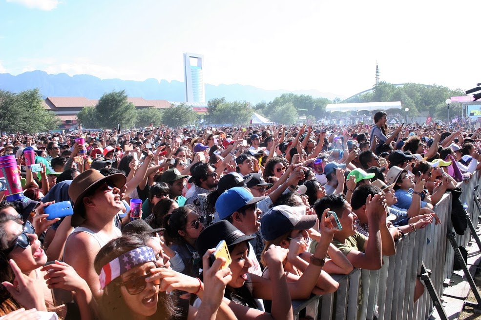 El calor no fue impedimento para que los fanáticos corearan las canciones de sus ídolos. 