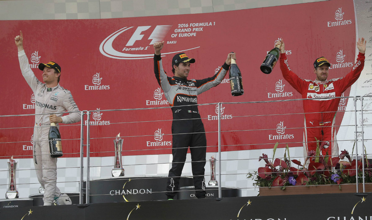 Checo Pérez en el podio del Gran Premio de Europa