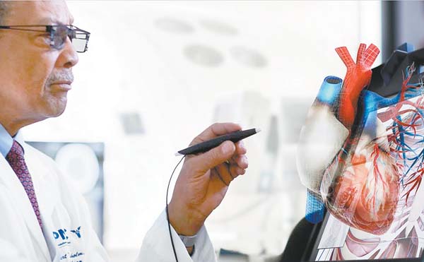 El creador del sistema True 3D Viewer interactúa con un corazón virtual en su empresa de California.