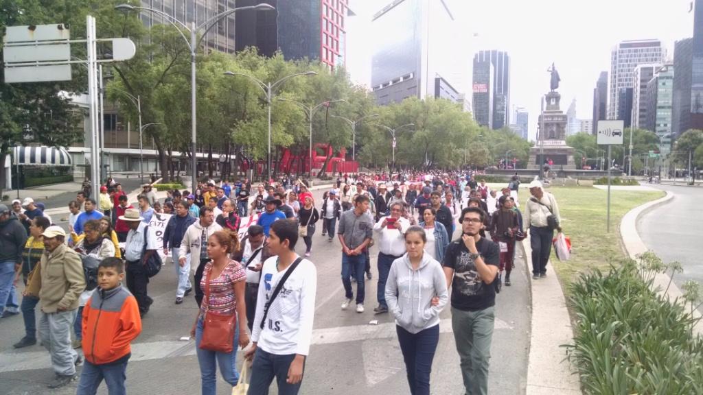 Los docentes marcharon en protesta a los enfrentamientos entre el magisterio y policías en Oaxaca.