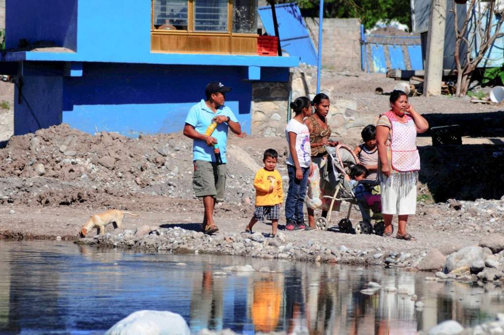 El gobierno del estado envió láminas galvanizadas, 106 despensas, 106 kit de limpieza, 106 kit de aseo personal y agua embotellada.