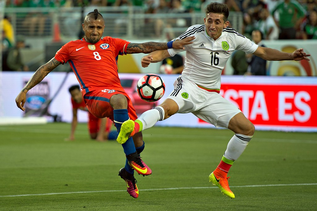 Héctor Herrera durante el duelo ante Chile