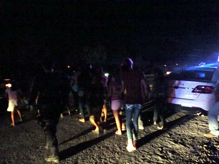 Los oficiales de las corporaciones se retiraron al momento de ver cámaras y reporteros.