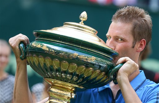 Mayer besó el trofeo tras haberse proclamado campeón