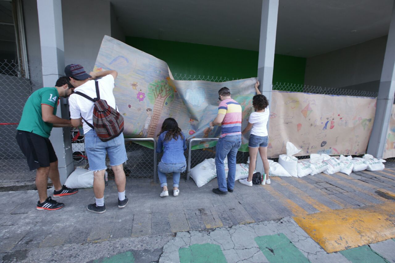 Los pliegos de papel que colocaron al exterior, fueron realizados por cientos de niños de diferentes escuelas primarias y secundarias