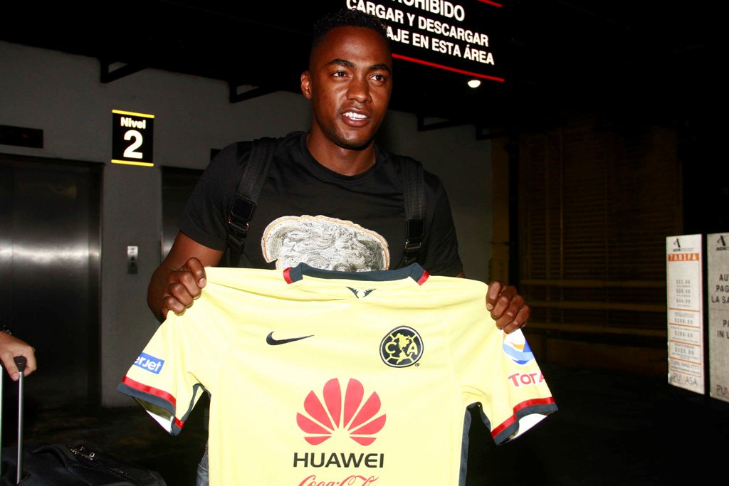 Renato Ibarra posa con la playera del América tras llegar a la Ciudad de México 