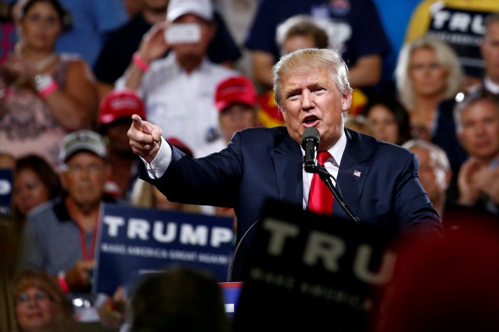 Trump también propone cerrar mezquitas de Estados Unidos, lugares que musulmanes utilizan para rezar.