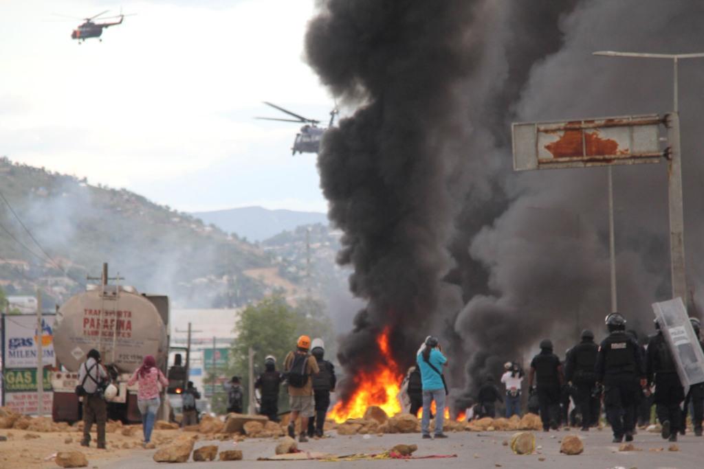 Activistas de organizaciones afines a la sección 22 y algunos maestros se enfrentaron ayer con policías estatales y federales en Nochixtlán, Salina Cr