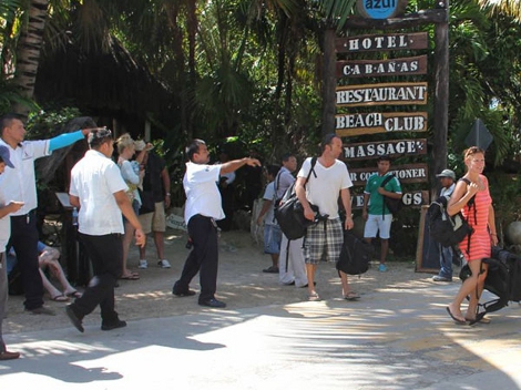 Actuarios del Juzgado Civil de Playa del Carmen, apoyados por policías municipales, ejecutaron la orden de desalojo de hoteles en la zona de Punta Pie