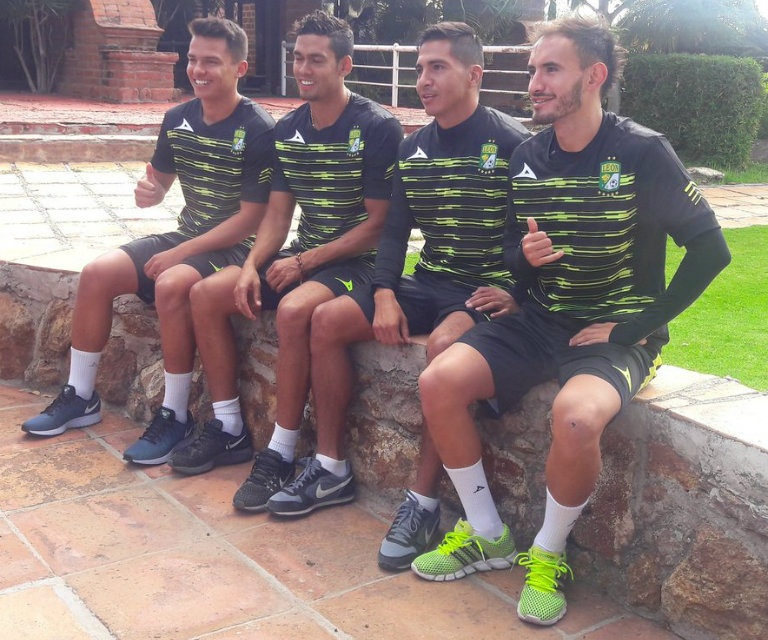Andrés Andrade junto con los refuerzos del León 