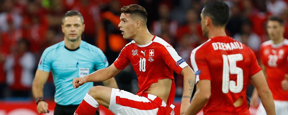 La camiseta de Granit Xhaka, no resistió la batalla en el campo 