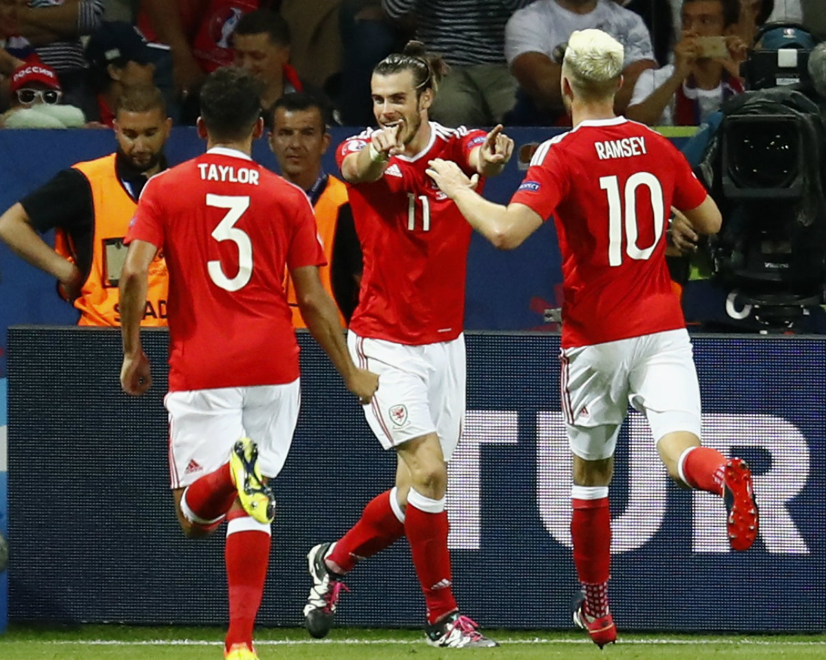 Gareth Bale festeja con sus compañeros tras anotar su gol