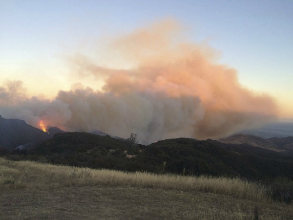 Incendio forestal al norte de Santa Bárbara, sur de California.