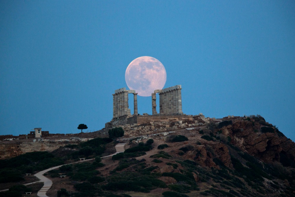 La Luna se eleva detrás del Templo de Poseidón, en cabo de Sunión, Grecia.