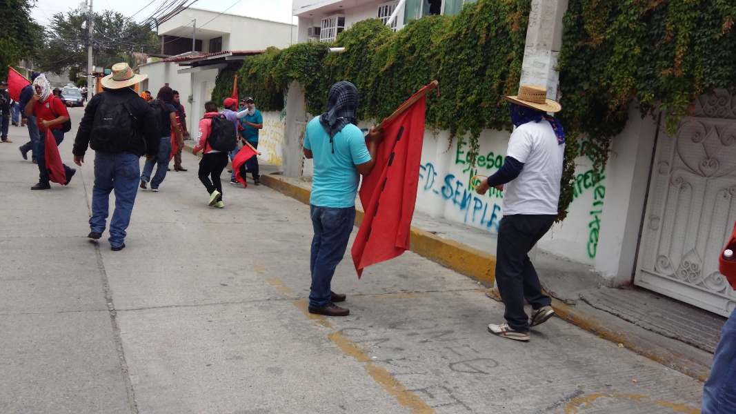 Maestros caminaron hasta las oficinas desde el Zócalo.