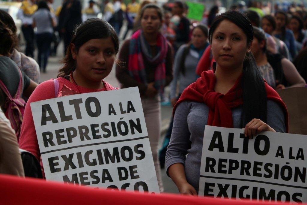 El obispo dijo que  para no afectar más la educación de los jóvenes, autoridades y maestros deben poner "la razón por encima de la pasión".