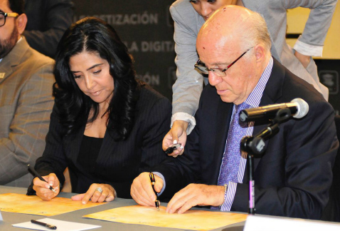 La secretaria de Educación, Alejandra Barrales, y el titular del Invea, Meyer Klip, firmaron un convenio para la verificación de la calidad y la legal