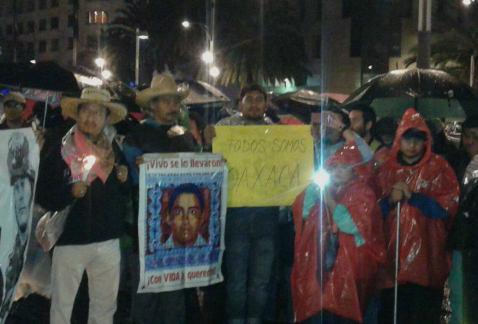 Desde anoche, integrantes de la CNTE hicieron un recorrido en memoria de quienes perdieron en la vida en un enfrentamiento de policías federales y mae