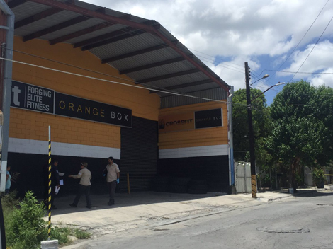 La cortina metálica del establecimiento presentaba cinco impactos de bala.