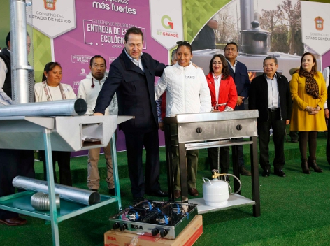 El gobernador del Estado de México, Eruviel Ávila Villegas entregó en Toluca 38 mil estufas ecológicas a familias de escasos recursos.