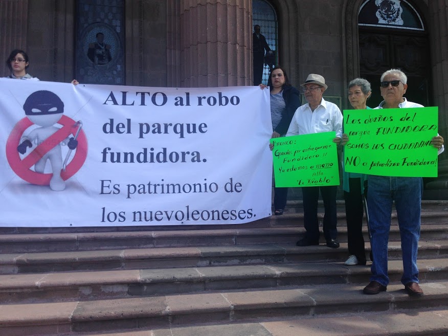 Guillermo Martínez Berlanga, ambientalista, y Ernesto Cerda, abogado, se manifestaron en los bajos del Palacio de Gobierno. 