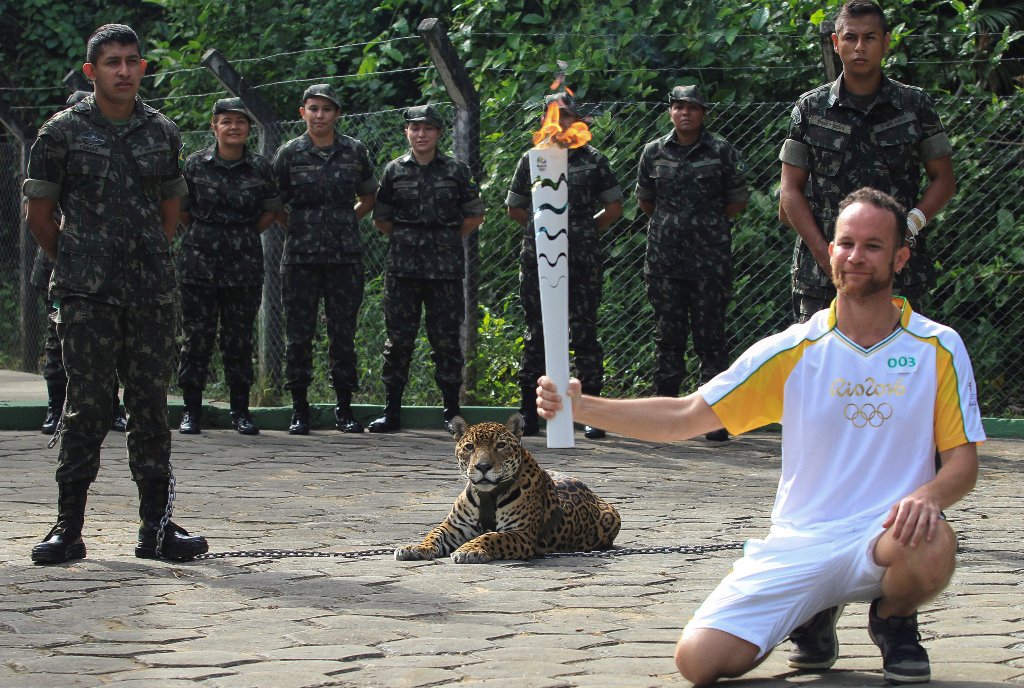 Igor Simoes Andrade posa junto al jaguar Juma durante el relevo de la antorcha olímpica