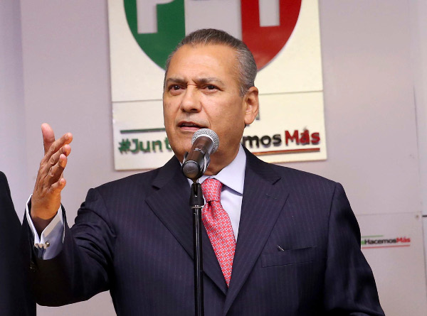 El ex presidente nacional del PRI, Manlio Fabio Beltrones, dijo que se reunió con el presidente Enrique Peña Nieto para comunicarle su decisión de ren