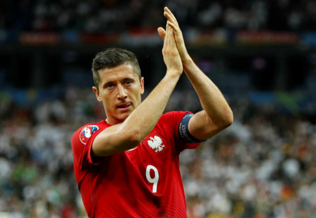 Robert Lewandowski, delantero polaco, aplaudiendo después del empate contra Alemania