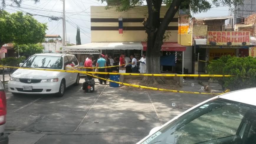El sospechoso salió huyendo en un vehículo Tida blanco que fue interceptado por oficiales de Guadalajara tres cuadras adelante en Urdaneta