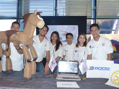 Alumnos de la preparatoria técnica Álvaro Obregón prepararon una coreografía de robots basada en personajes de la película Toy Story.