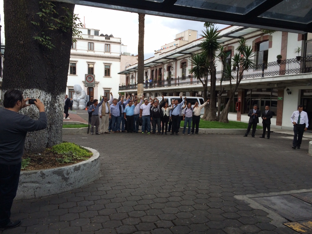La comisión de maestros de la CNTE que participa en la reunión con el secretario de Gobernación, Miguel Ángel Osorio Chong.