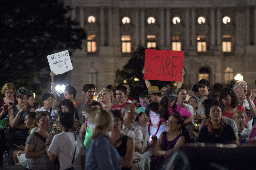 Demócratas realizaron una protesta frente al Capitolio para exigir que se voten iniciativas de ley para el control de armas.