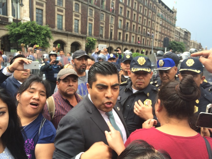 El diputado local Carlos Candelaria, del Partido Encuentro Social, tuvo que mediar entre manifestantes y granaderos al quedar encapsulado cuando éstos
