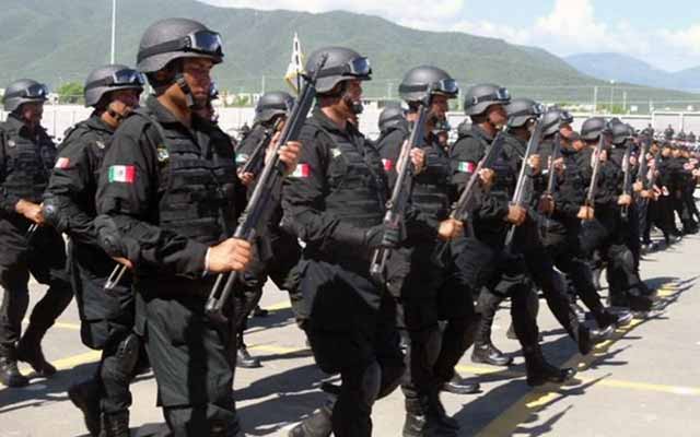 La población se queja del actuar de los policías estatales .