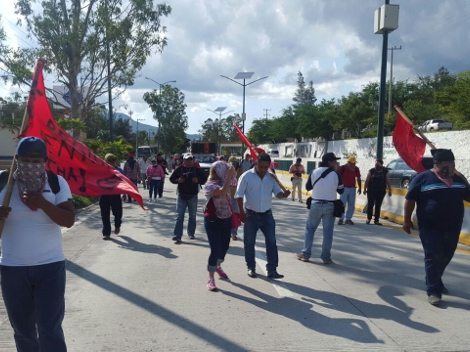 En la marcha participan estudiantes de la Normal Rural de Ayotzinapa, padres de los 43 e integrantes de la Ceteg y de escuelas incorporadas al FUNPEG.