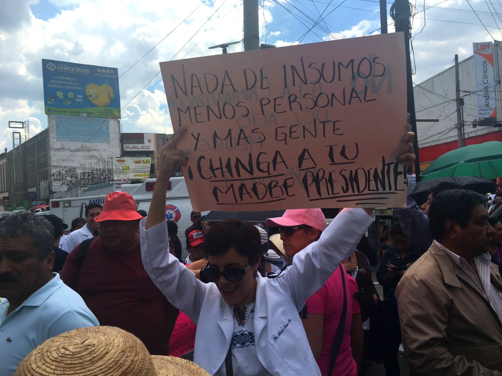 Médicos y estudiantes se manifiestan en las inmediaciones de la Secretaría de Salud.