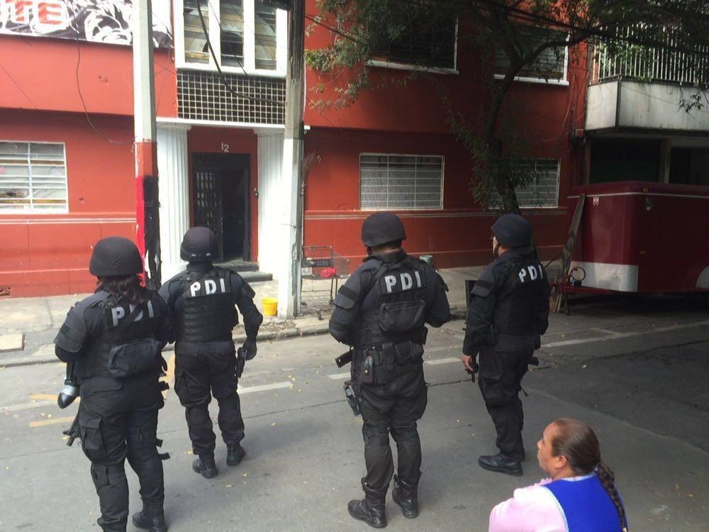 El operativo se realizó luego de que vecinos denunciaron que el edificio estaba ocupado por integrantes de la organización Asamblea de Barrios. 