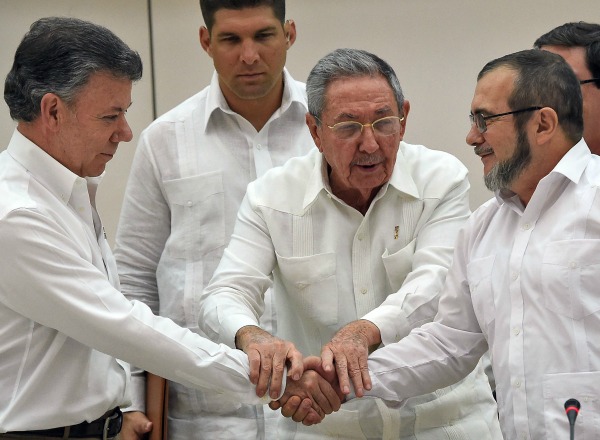 El presidente Santos (i) Raúl Castro (c) y el líder de las FARC Timochenko, en septiembre de 2015 en La Habana.