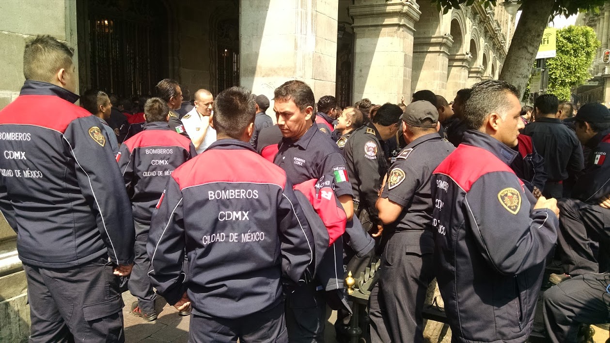 Bomberos de la Ciudad de México esperaron a sus representantes, quienes se reunieron con el jefe de Gobierno capitalino, Miguel Ángel Mancera, para pr