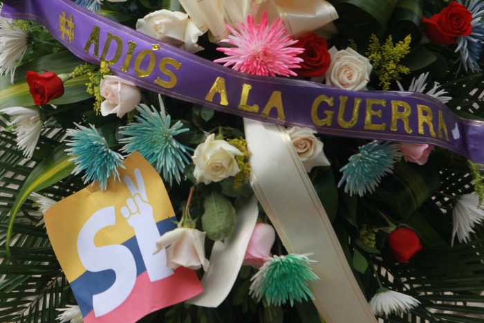 Una corona fúnebre con una cinta marcada con "adiós a la guerra" fue puesta en una plaza del centro de Cali.