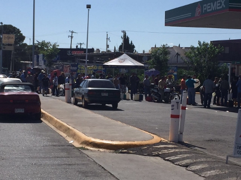 Las filas de automovilistas en las gasolineras fueron menores a las registradas el martes, cuando el clima de tensión por la falta de gasolina se inte