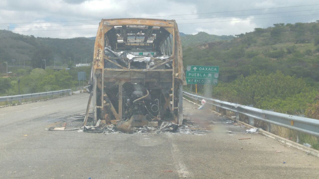 Las carreteras hacia Oaxaca siguen con camiones quemados.
