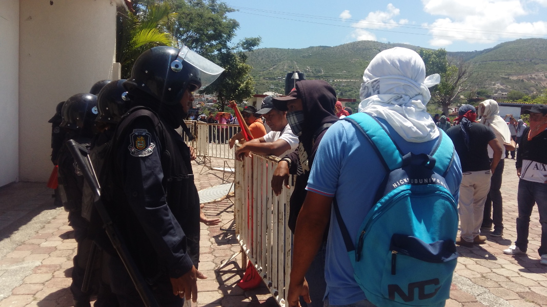 Los maestros intimidaron a los policías que estaban en el lugar.