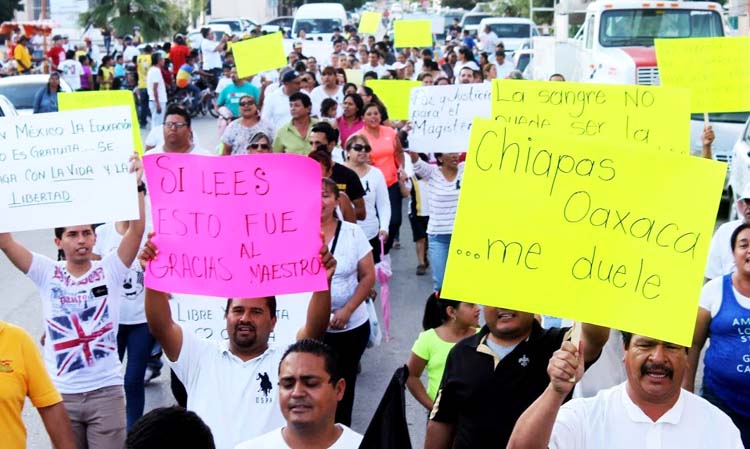 Los manifestantes alzaron sus pancartas de apoyo a los maestros de Oaxaca.