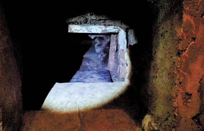 El pasadizo que conectaba el edificio cateado con una casa aledaña. 