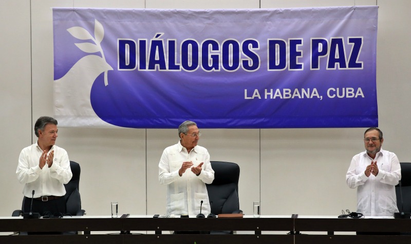 El presidente de Colombia, Juan Manuel Santos (i) ; el presidente de Cuba, Raúl Castro y el delegado de las FARC en Cuba, Rodrigo Londoño Echeverri, a